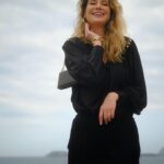 Lavínia Vlasak Instagram - Moda é se vestir de acordo com o que está em alta. Estilo é ser você mesmo. #moda #look #fashion #Estilo #quarta