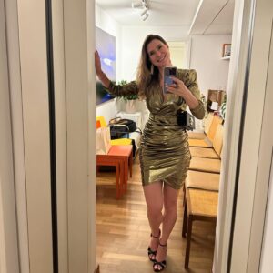 Lavínia Vlasak Instagram - Mirror selfies…❤️💄 #goldendress