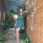 Lavínia Vlasak Instagram – Sinta o poder do seu estilo, transcenda os padrões! Como não amar um vestidinho com essa cor linda? 💚