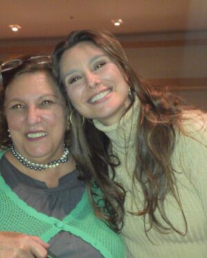 Lavínia Vlasak Instagram - Hoje é o dia dela! Viva você mãezinha! Sempre perto do dia das mães! Comemoraremos duplamente neste finde! Te amo! ❤️💕🎂❤️💕🎂

#felizaniversario
#teamomamae