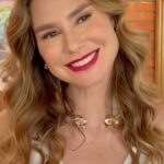 Lavínia Vlasak Instagram – Por quê não um batom vermelho em uma terça feira? 💄

#Make #BatomVermelho
