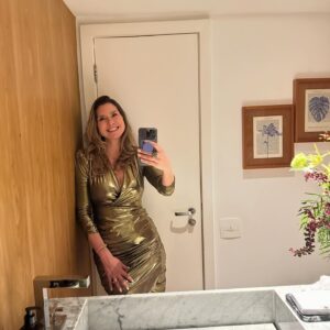 Lavínia Vlasak Instagram - Mirror selfies…❤️💄 #goldendress