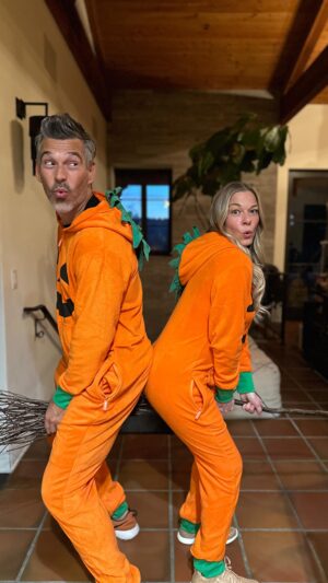LeAnn Rimes Instagram - call me pamela… or mrs punkin’ if you nasty 🎃 

#pumpkin #pumpkinparty #pamelapumpkin #halloweenworkout #halloweencostume