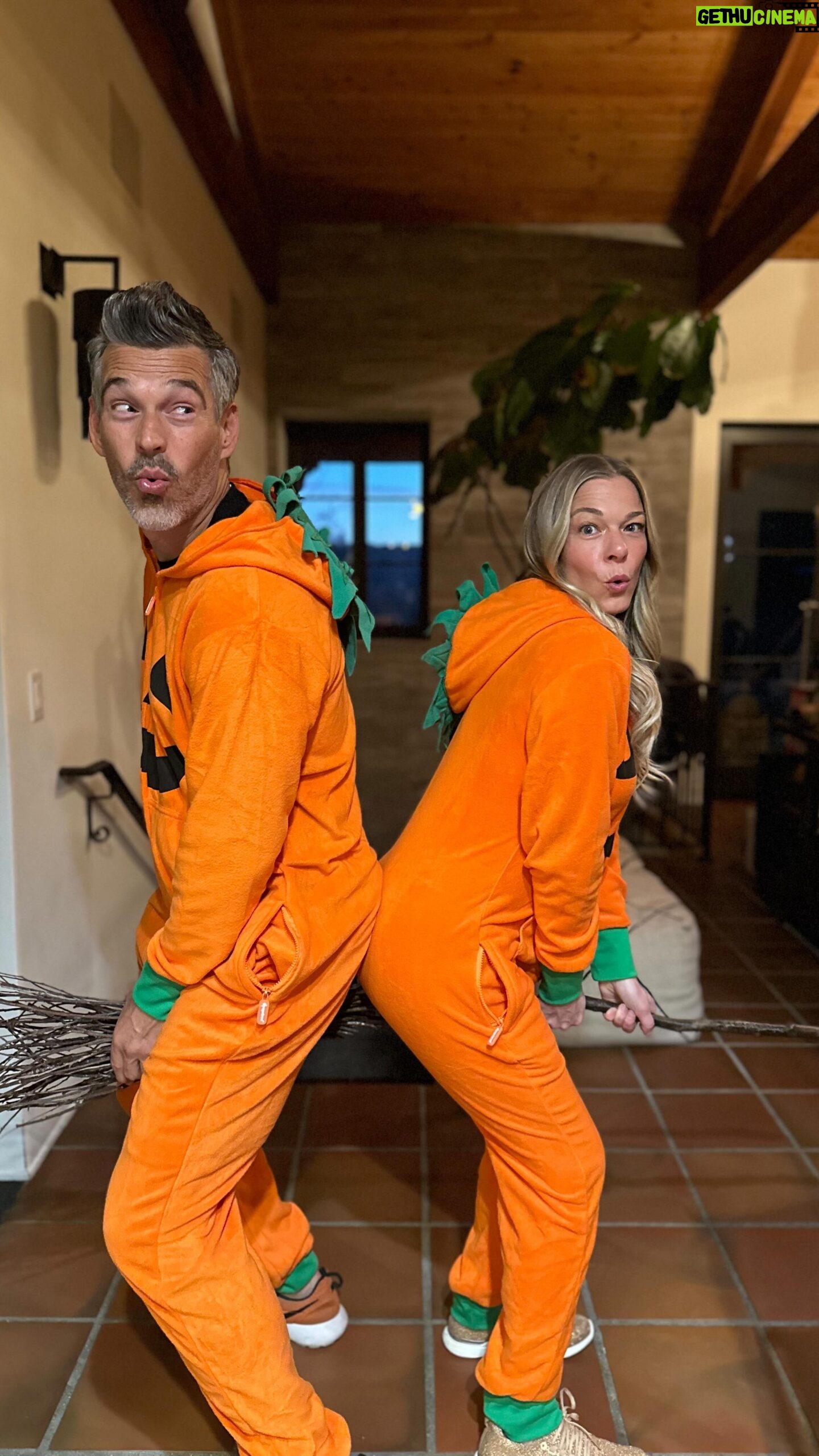 LeAnn Rimes - 17.7K Likes - call me pamela… or mrs punkin’ if you nasty 🎃
#pumpkin #pumpkinparty #pamelapumpkin #halloweenworkout #halloweencostume