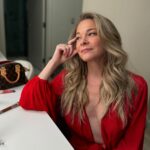 LeAnn Rimes Instagram - weekends in vegas look a little something like this… thank you to everyone who joined us this weekend. you were the best 🎄🤍 three shows to go… greenville, orlando & miami. let’s do this! #vegas #joytheholidaytour #behindthescenes #fun #bestteamever