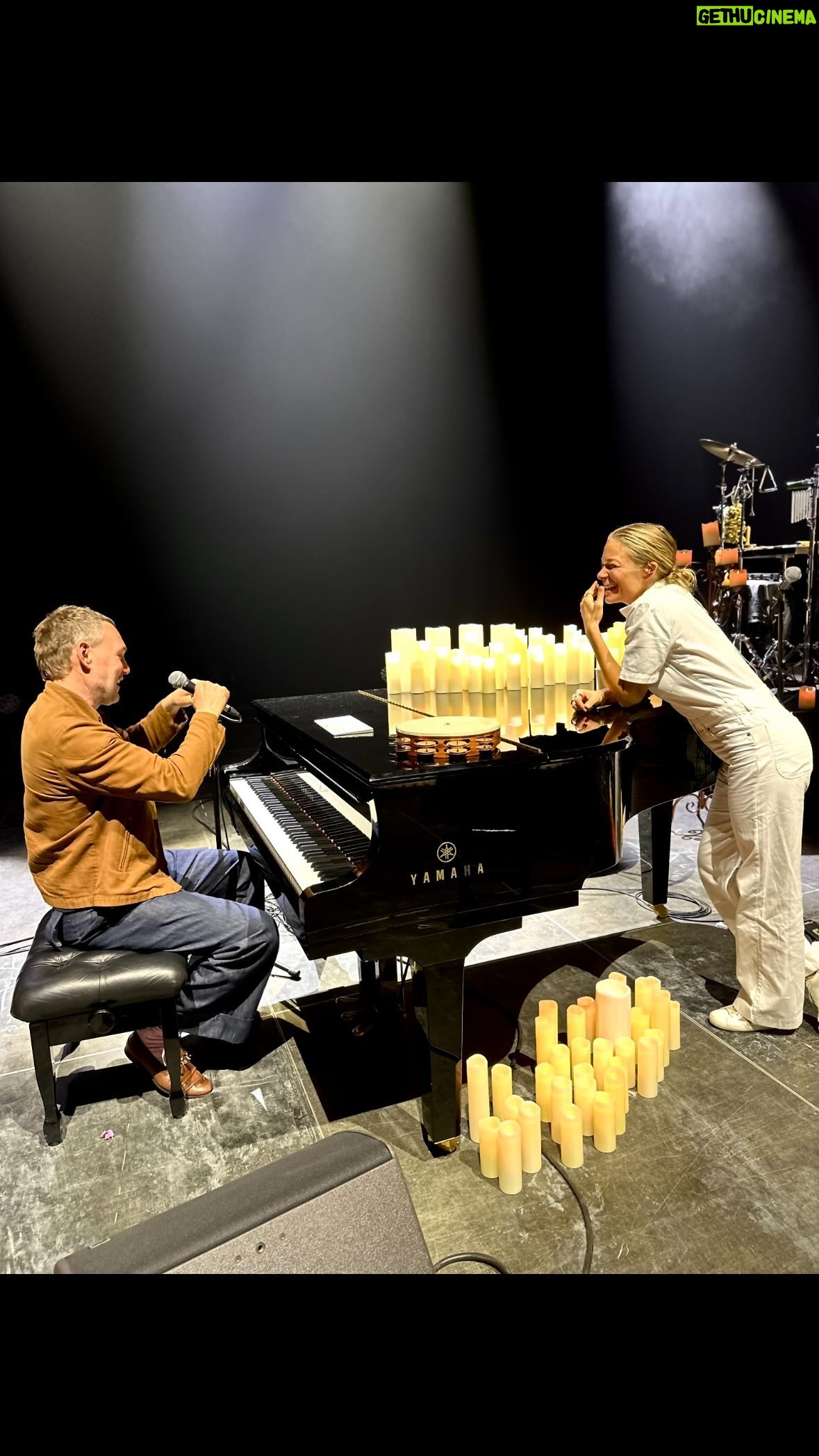 LeAnn Rimes Instagram - this is my friend dave, you may know him 😂 always a dream and an honor to sing with this man! here’s a peak into rehearsals for the 02 show. #soundcheck #throwback #davidgray #thisyearslove #london #o2 #theo2arena #thestorysofartour
