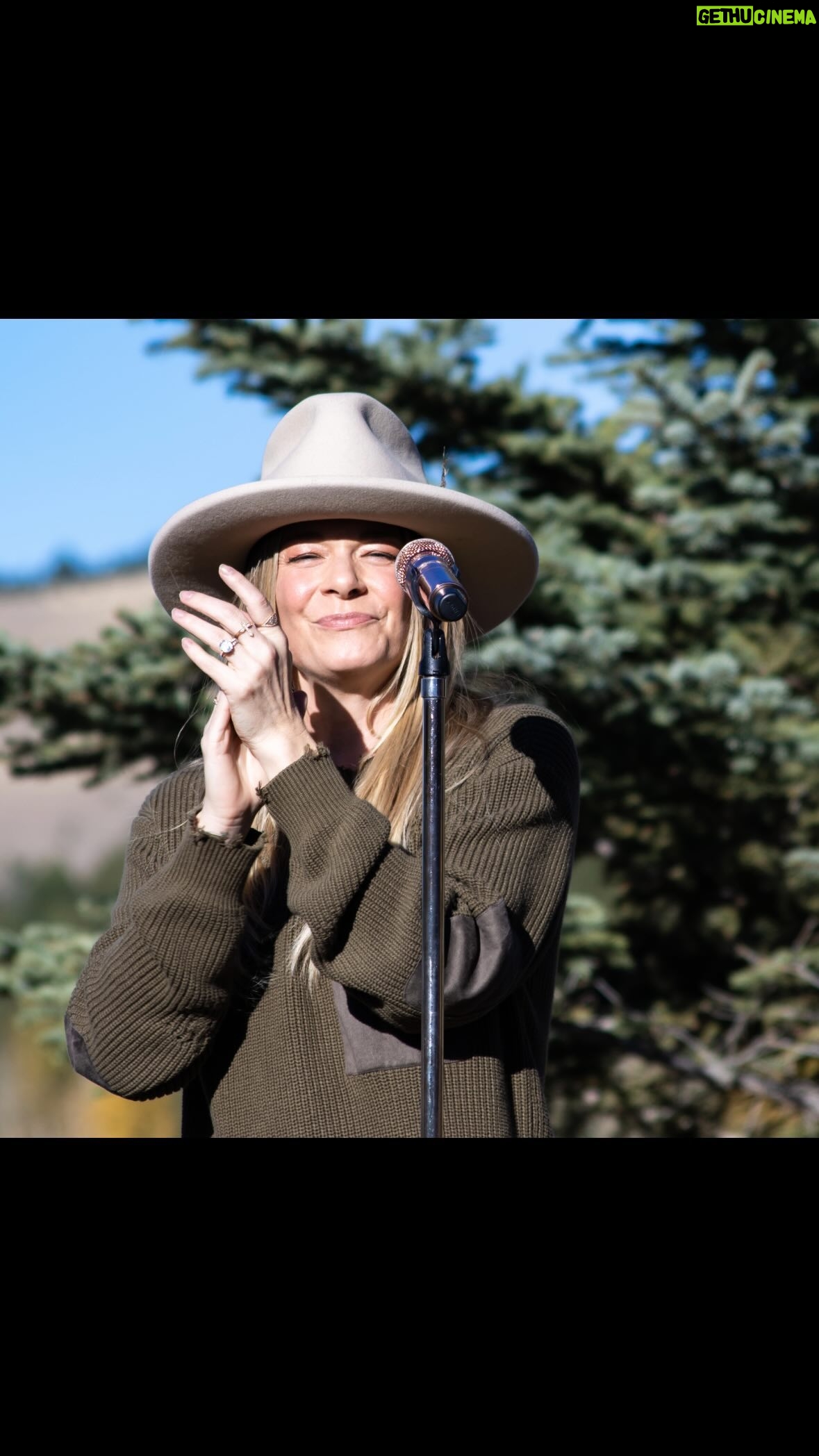 LeAnn Rimes - 8K Likes - “i still don’t know what love means… jolene” 🎶
#raylamontagne #jolene #theranchatrockcreek #montana