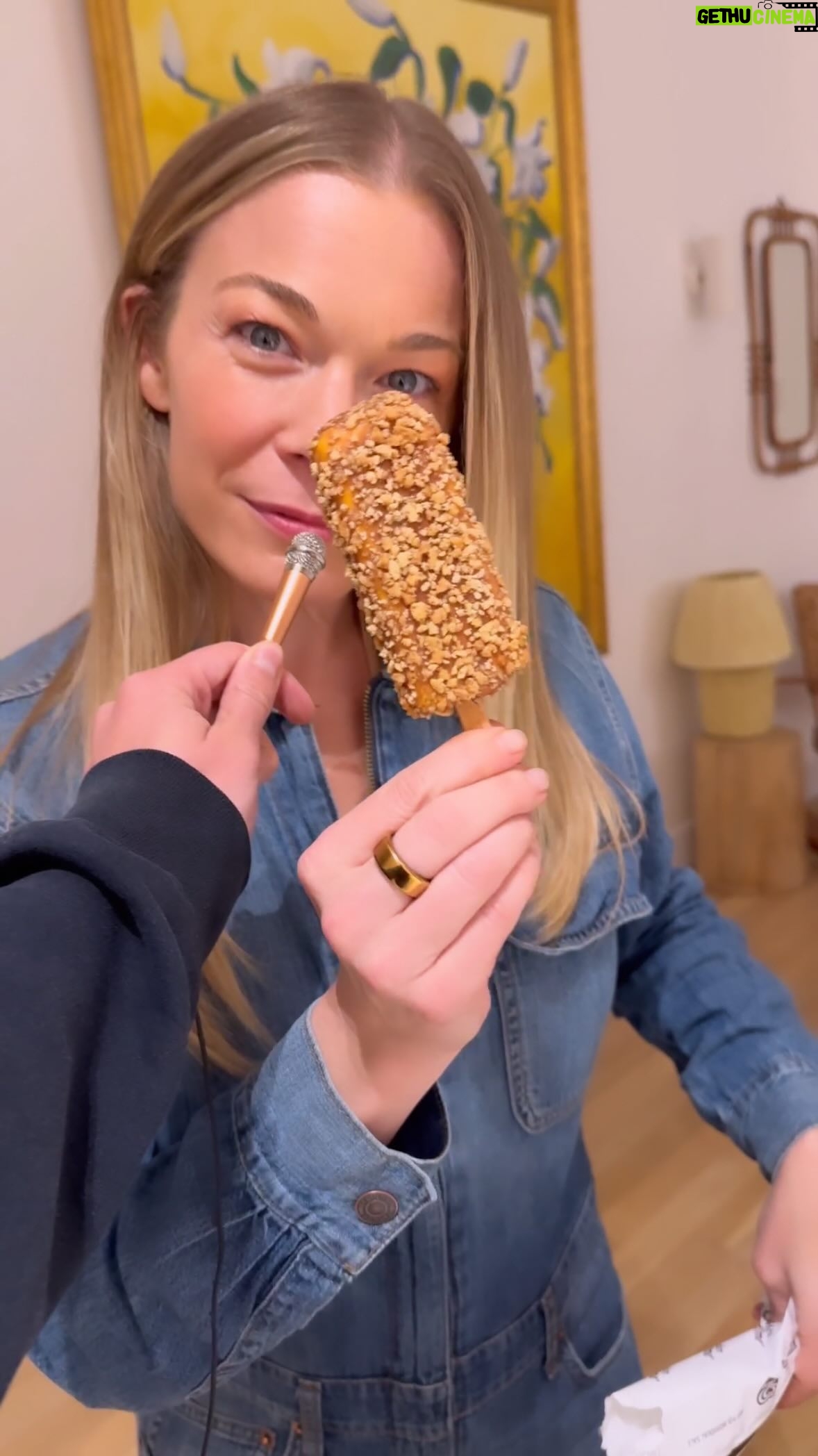 LeAnn Rimes Instagram - what’s better than a gay ol’ time you say…? a golden gaytime ✨ you nailed this ‘rimes rates’ request but i think i’m ready to try some savory snacks… send me your suggestions, the more random, the better 🇦🇺 #rimesrates #ratewithrimes #goldengaytime #australia #snacks #asmr #foodreview