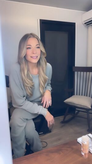 LeAnn Rimes Instagram - @thevoiceuk can someone pop the kettle on… i’ll be there very soon 😉

#thevoice #thevoiceuk @realsirtomjones @iamwill @dannyjonesofficial @tomfletcher