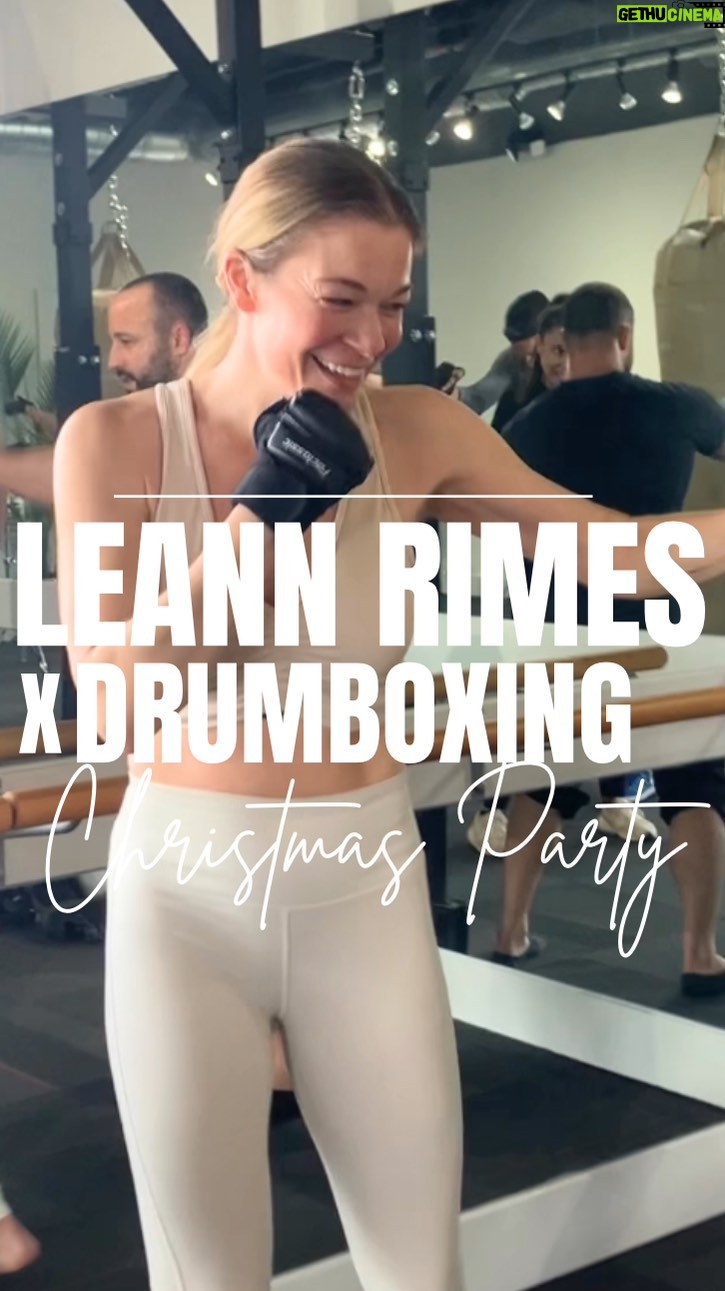 LeAnn Rimes Instagram - Leann Rimes x Drumboxing Christmas Party π Rockinβ around with rhythm was the perfect way to celebrate π Never seen a room full of people so merry and bright β¨π₯π
Wishing a very Merry Christmas to you and yours π€ #christmas #holiday #christmasparty #music #drum #boxing #drumboxing #goodvibes