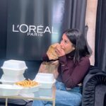 Leïla Bekhti Instagram – 💄 🍔= 💘 
.
Merci @lorealparis