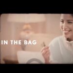 Leïla Bekhti Instagram - Le porte clé IDÉAL. Grâce à lui, vous ne perdrez plus jamais vos clés! Vous maigrirez! Grossirez ! Tout ce que vous désirerez. Je réfléchis encore au prix… peut être est-il inestimable je ne sais pas encore … @jonathancohens je t’aime et pardon mais c’est merveilleux de t’avoir à mes côtés dans ma vie quotidienne. . Et pour savoir tout ce qu’ il y a d’autres dans mon sac rdv sur @voguefrance (j’ai malheureusement été très (trop) honnête 🫣🤣💘)