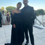Leïla Bekhti Instagram - À Cannes j’ai : - réfléchi visiblement - j’étais trop heureuse de retrouver des gens que j’aime - j’ai eu la chance de manger des pizzas - je me suis allongée sur un balcon - j’ai imité l’une de mes actrices préférées - j’étais avec des teams de rêve - j’ai assisté au dîner lights on women et c’est FATIMA KACI qui s’est distinguée avec son court métrage - j’ai croisé un des personnages de « je verrai toujours vos visages » mais qui? - et on s’est pris pour Eminem pendant 30 secondes avec Adèle, je pensais qu’elle connaissait les paroles , j’ai été prise d’une jalousie profonde mais finalement elle faisait du Yahourt comme moi , du coup j’ai été hyper rassurée . . Et évidemment bravo à Justine Triet et toute son équipe pour cette palme 💘