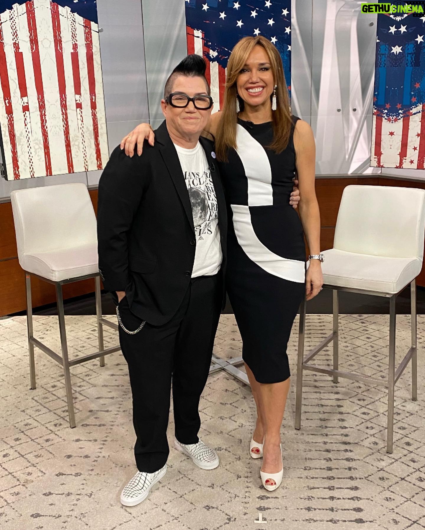 Lea DeLaria Instagram - Stopped by @newyorklivetv to chat about @potusbway, thank you @sara_gore 😘