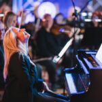 Leah Williamson Instagram - We did a thing🤍 My piano teacher Charles could otherwise be known as a miracle worker😅 Thanks for asking me to do it @liam_macdevitt x @bbcconcertorchestra you were amazing with me🫶🏼 @bbcsport 💛