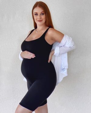 Leanna Decker Instagram - Bumpin in my @bumpsuit 🖤 

Use code BUMP25 for 25% off from now until Monday ✨

#pregnancy #maternityfashion #momtobe