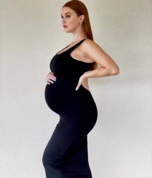 Leanna Decker Instagram - Hello Third trimester, I can’t believe we’re here already. I’m going to be someone’s MOM🥺 I Still can’t comprehend the fact that this body is capable of creating life. It’s a magical blessing! ✨
#wearing @bumpsuit Use code LEANNA20 for 20% off ✨

#pregnancy #pregnancyjourney #maternityfashion #thirdtrimester #28weekspregnant #boymom