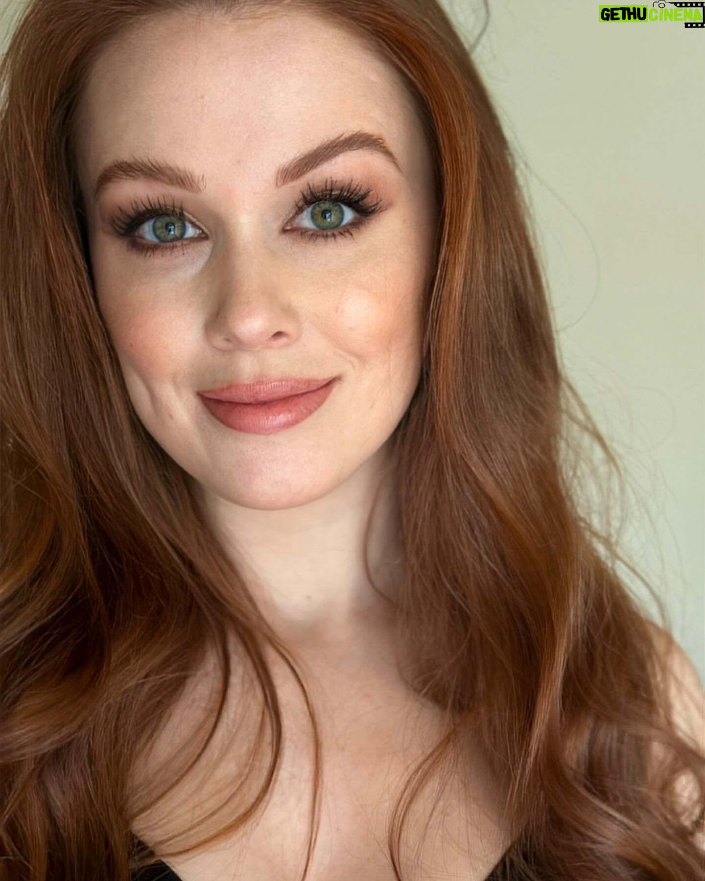 Leanna Decker Instagram - To smile or not to smile 🙃