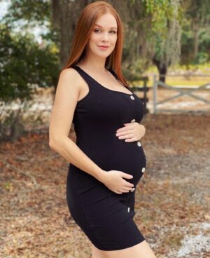 Leanna Decker Instagram - Updates from #thebump 💙✨

#pregnancy #mybackhurts #22weekspregnant #pregnancyjourney #secondtrimester #bumpdate