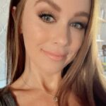 Leanna Decker Instagram - Hey hey, just here to wish you a happy Friday 😊✨