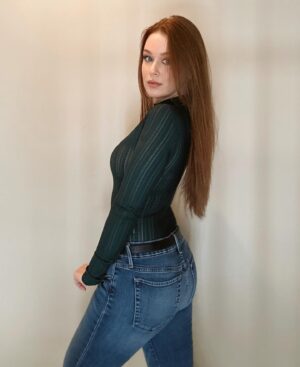Leanna Decker Instagram - Documenting this rare occasion that I have jeans on 💚