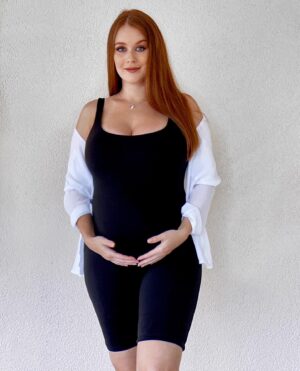 Leanna Decker Instagram - Bumpin in my @bumpsuit 🖤 

Use code BUMP25 for 25% off from now until Monday ✨

#pregnancy #maternityfashion #momtobe