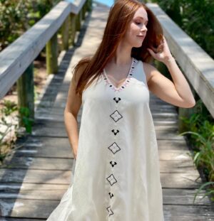 Leanna Decker Instagram - Finding cute maternity clothes has been a struggle, no fear, @hatchgal to the rescue ✨ Loving this gorgeous, comfy embroidered dress. Did I mention it has pockets!!! Use code LEANNA15 for 15% off of your #hatchgal purchase 💖🤰
#pregnancy #maternitydresses #maternitywear #momtobe