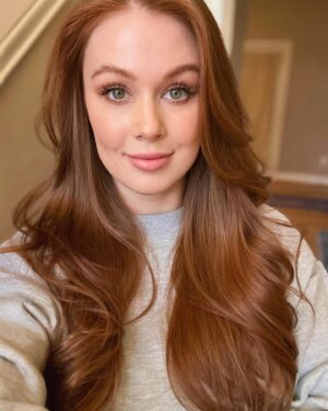 Leanna Decker Instagram - Hi friends ✨ I hope you feel happiness in your heart, and if it’s not happiness that you feel, then I send you warmth ❤️