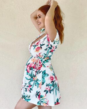 Leanna Decker Instagram - I’ve got the whole world in my hands ✨
#pregnancy #bumpdate #24weekspregnant #pregnancyjourney #maternityfashion #boymom