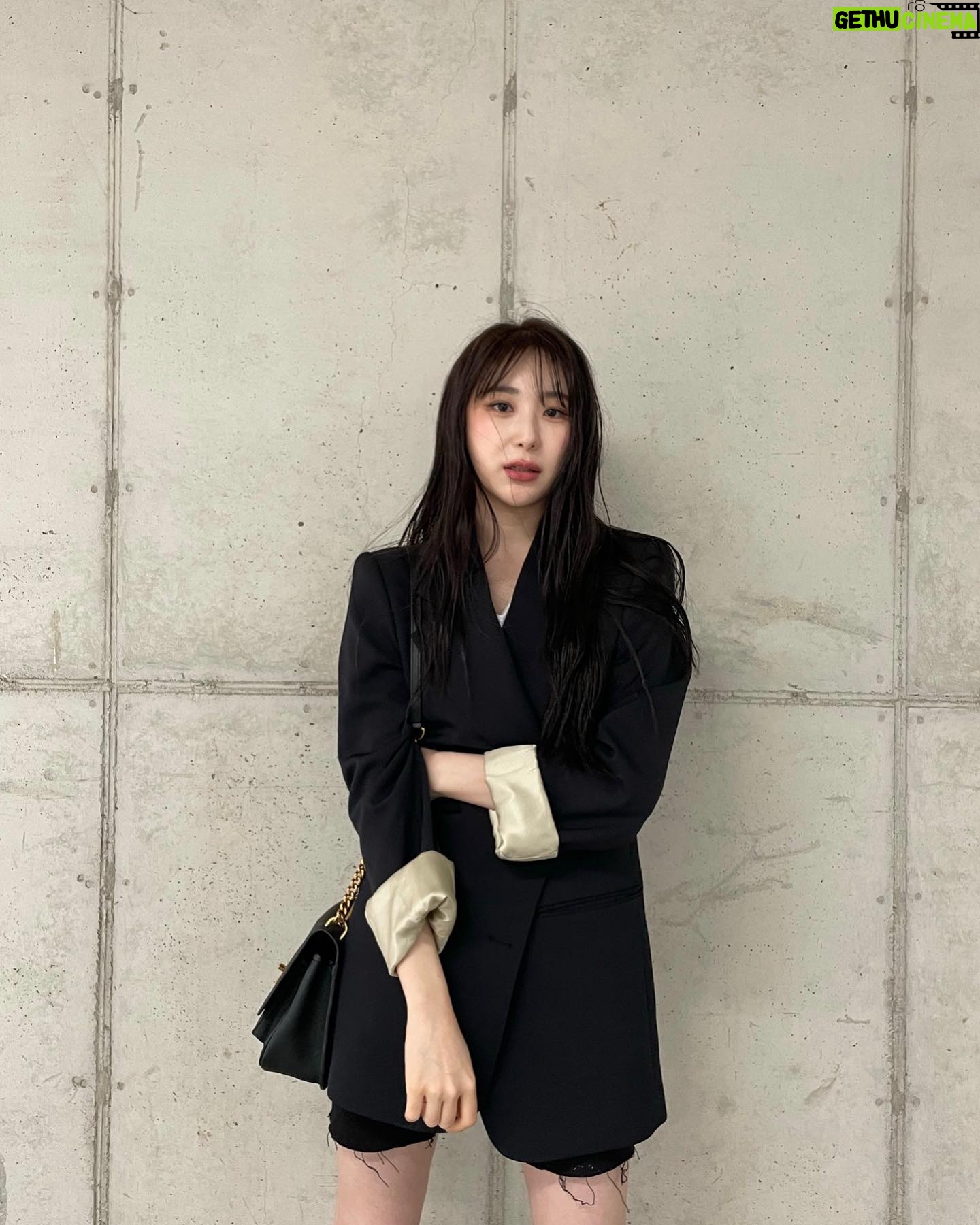 Lee Chae-yeon Instagram - 쪼오끔 흐린 날씨☁️ 점심은 드셨어요?