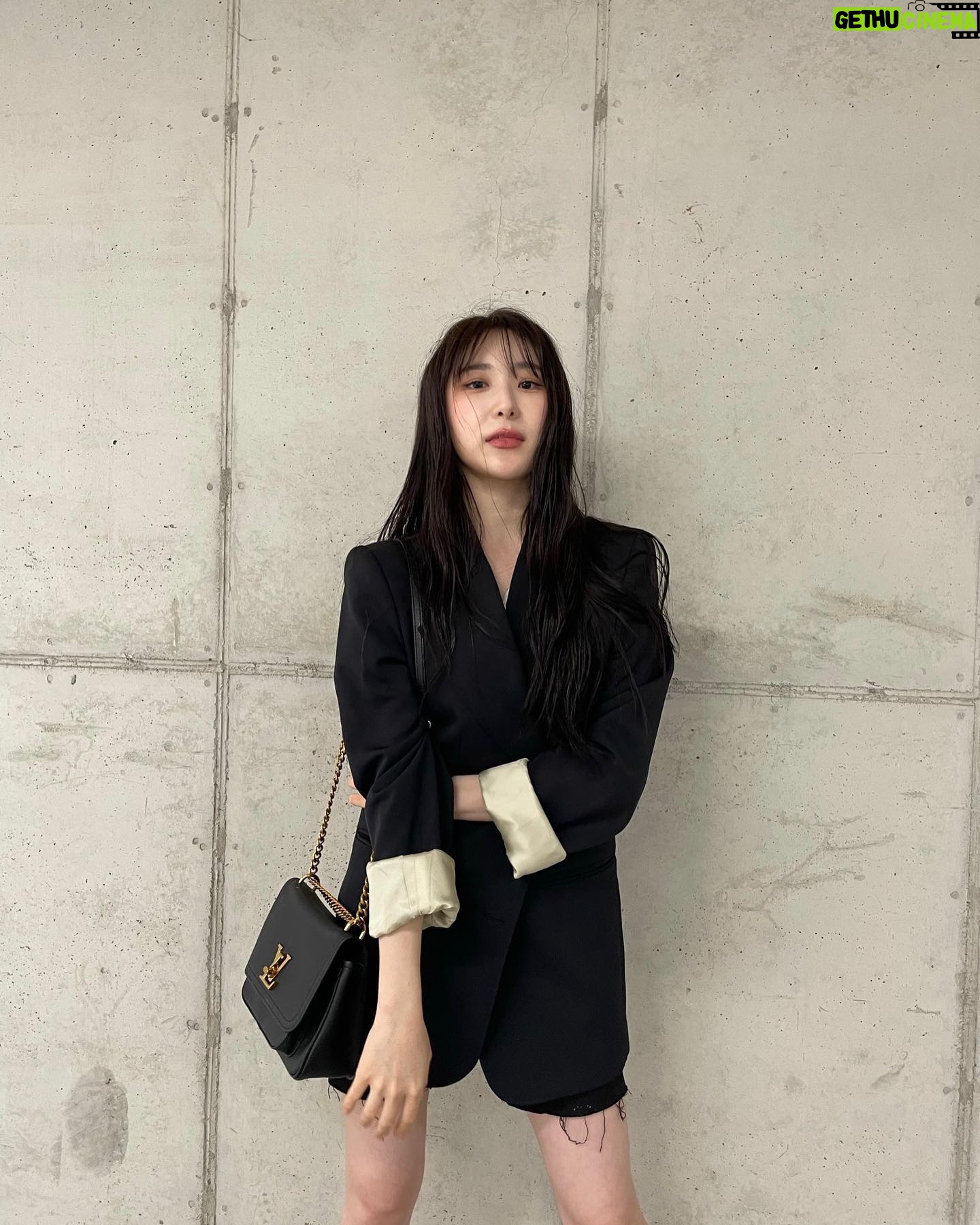 Lee Chae-yeon Instagram - 쪼오끔 흐린 날씨☁️ 점심은 드셨어요?