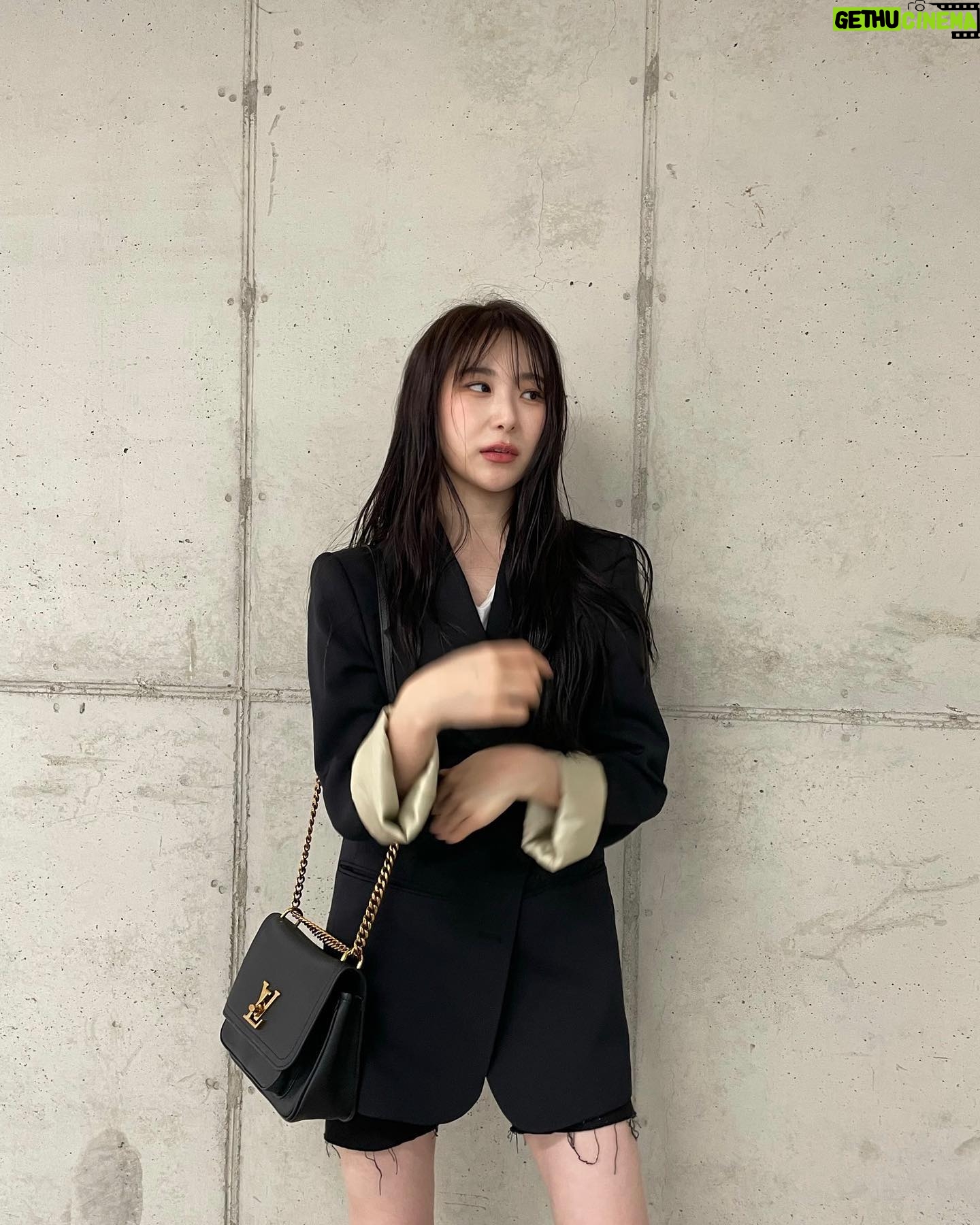 Lee Chae-yeon Instagram - 쪼오끔 흐린 날씨☁️ 점심은 드셨어요?