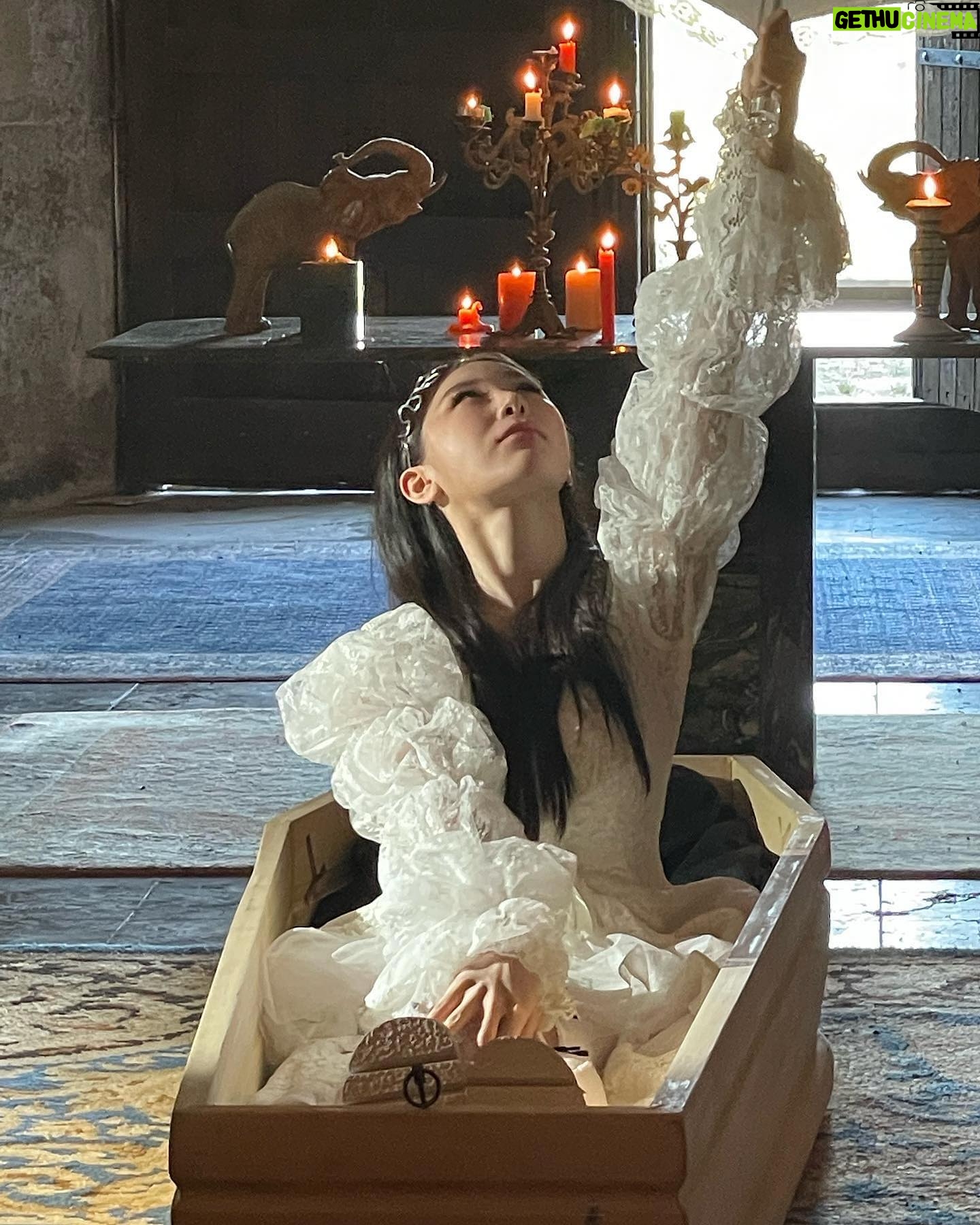 Lee Chae-yeon Instagram - 날 바라보며 그대로 있으면 돼