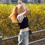 Lee Chae-yeon Instagram - 기분이 노랑노랑💛 내 머리 노랑노랑👩🏼 꽃도 노랑노랑🌼