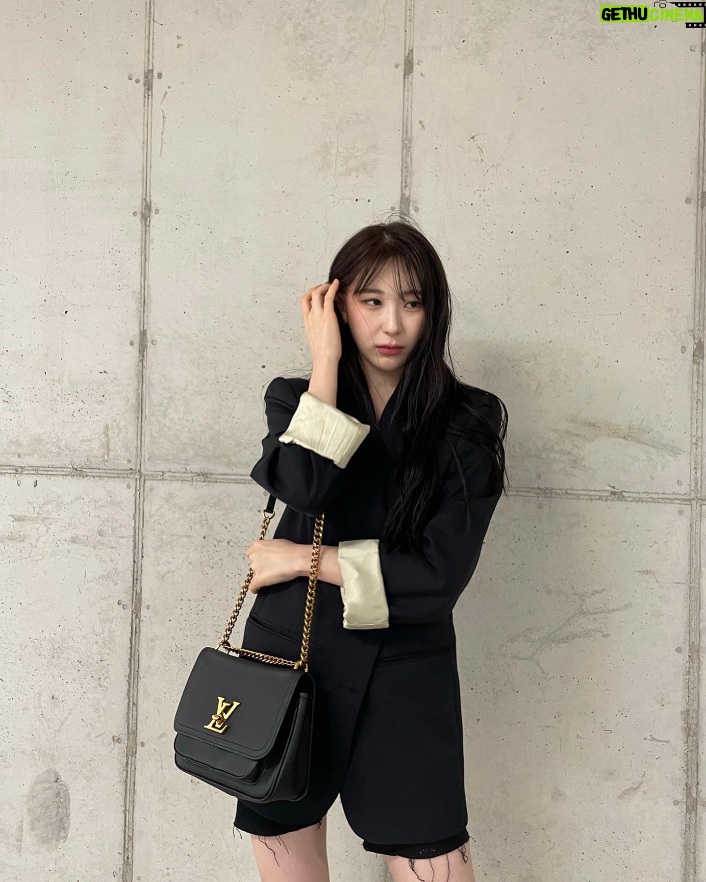 Lee Chae-yeon Instagram - 쪼오끔 흐린 날씨☁️ 점심은 드셨어요?
