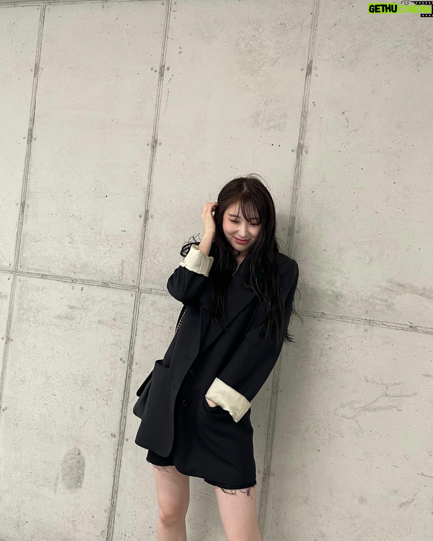 Lee Chae-yeon Instagram - 쪼오끔 흐린 날씨☁️ 점심은 드셨어요?