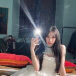 Lee Chae-yeon Instagram - 날 바라보며 그대로 있으면 돼