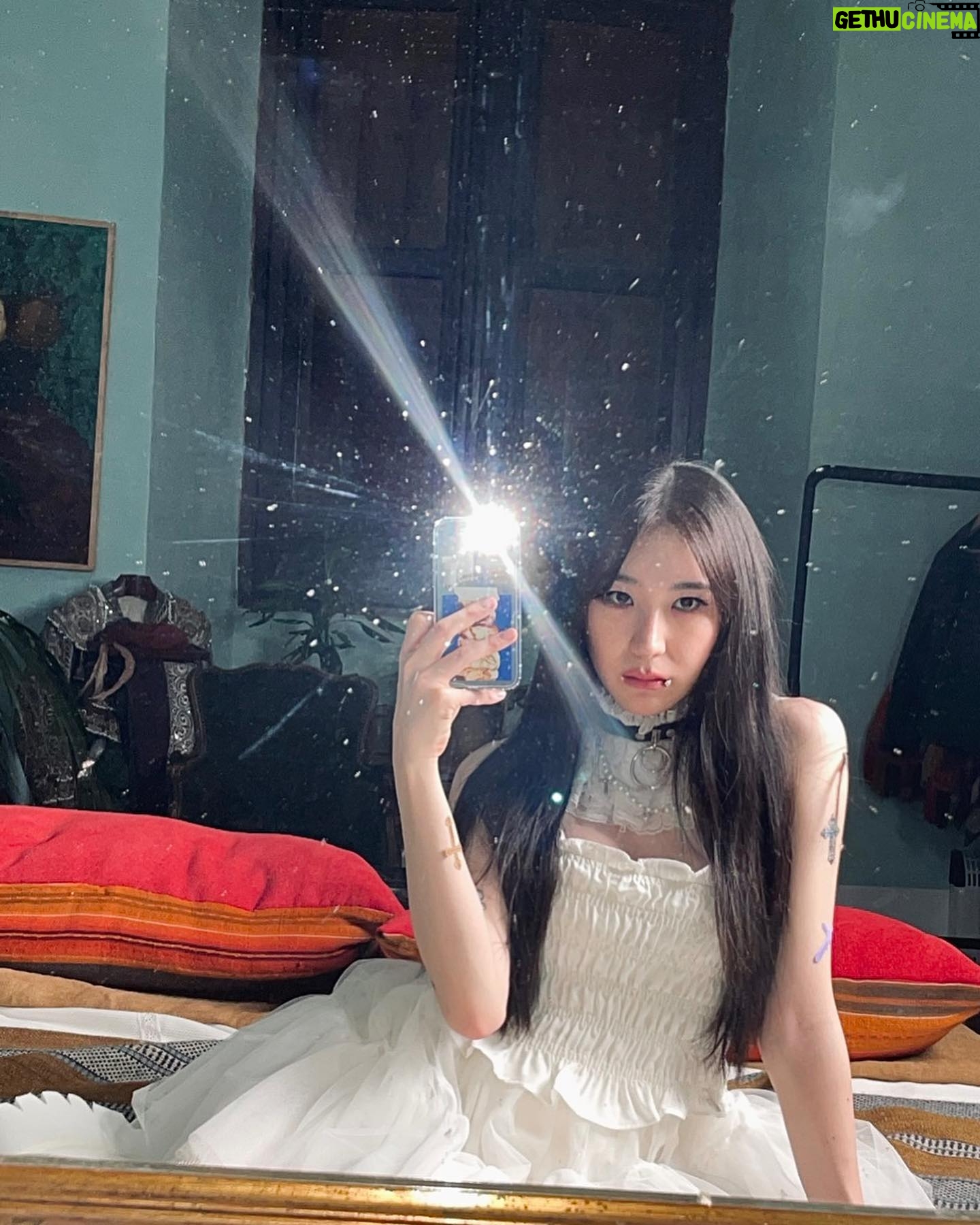 Lee Chae-yeon Instagram - 날 바라보며 그대로 있으면 돼