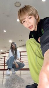 Lee Chae-yeon Instagram - 너무 해보고 싶었던 커버..? 챌린지!!🎸 함께해주셔서 감사합니다🙇🏻‍♀️ #getaguitar #겟어기타챌린지