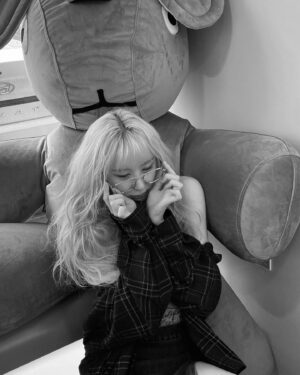 Lee Chae-yeon Instagram - 내 머리카락 뽂뽂뽂음밥
