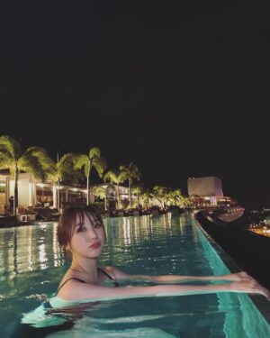 Lee Chae-yeon Instagram - 진짜 여름이 다가오네요🌴
싱가폴 밤이 참 예뻤는데🤍