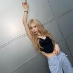 Lee Chae-yeon Instagram – 🐻‍❄️🤜🏻🚪
KNOCK로 1위 후보 두 번이나 올라갔다는 게 
얼마나 기쁜 일인 지 몰라요..
그리고 오늘은 처음 엔딩무대를 해봐서 
너무 신기했답니다.
점점 커지는 응원소리는 절 미치게 하고 
제 무대를 매번 새롭게 봐주시면 
뿌듯하고 짜릿합니다…! 라됴에서.. 엔딩으로 
급하게 부랴부랴 말했는데..ㅋㅋㅋㅋㅋㅋㅋㅋㅋㅋ
이 각박한 세계에서 퍼포먼스로 한 획을 긋는 
솔로가수가 될 수 있도록 노력을 멈추지 않고 
도전을 두려워하지 않겠습니다. 
채리쉬 사랑해요🤍
전 이제 채리쉬 없으면 못살아요~♡