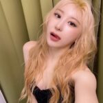 Lee Chae-yeon Instagram – 🐻‍❄️🤜🏻🚪
KNOCK로 1위 후보 두 번이나 올라갔다는 게 
얼마나 기쁜 일인 지 몰라요..
그리고 오늘은 처음 엔딩무대를 해봐서 
너무 신기했답니다.
점점 커지는 응원소리는 절 미치게 하고 
제 무대를 매번 새롭게 봐주시면 
뿌듯하고 짜릿합니다…! 라됴에서.. 엔딩으로 
급하게 부랴부랴 말했는데..ㅋㅋㅋㅋㅋㅋㅋㅋㅋㅋ
이 각박한 세계에서 퍼포먼스로 한 획을 긋는 
솔로가수가 될 수 있도록 노력을 멈추지 않고 
도전을 두려워하지 않겠습니다. 
채리쉬 사랑해요🤍
전 이제 채리쉬 없으면 못살아요~♡
