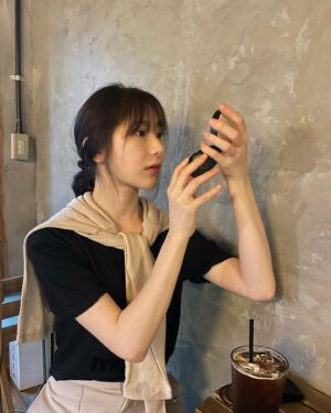 Lee Chae-yeon Instagram - 2022 안녕👋🏻
