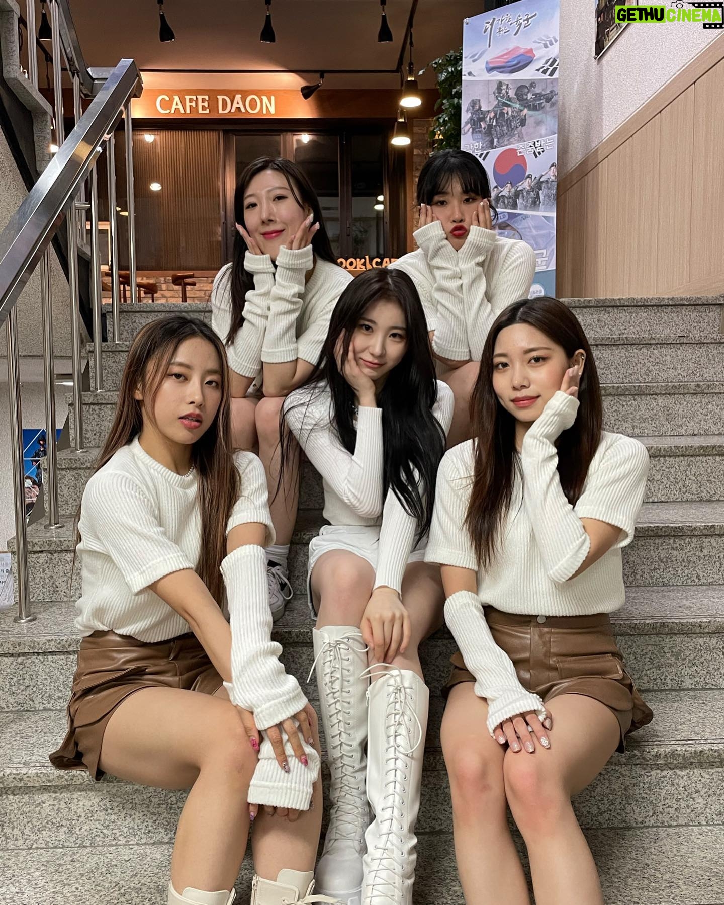 Lee Chae-yeon Instagram - π«‘νμ¬ λ€λ
μμ΅λλ€! μΆμ΄ λ μ¨λ λ€ μμλ§νΌ λ¨κ²κ² λ°κ²¨μ£Όμ
μ κ°μ¬νμ΅λλ€ππ»ββοΈμ μλλ§ μ μ ν¨κ»ν μκ°μΌλ‘ μ’μ λ°€μ΄ λμ
¨κΈΈ λ°λΌκ΅¬μ.. π μΆμ΄ 겨μΈμ κ³ μνμλ λͺ¨λ κ΅κ΅° μ₯λ³λΆλ€ μνμ§λ§μκ³ ..μΈμ λ νμ΄ν
μ
λλ€π€ #μΈμ첫ꡰλΆλπ«’ #HUSHRUSH #SameButDifferent #Danny #Rumor