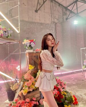 Lee Chae-yeon Instagram - HUSH RUSH 첫방 완료!
퍼포먼스 비디오도 나왔어요!!😆