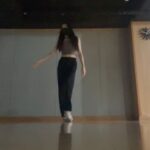 Lee Chae-yeon Instagram - 줏대없는 나📌 @newjeans_official - Hype boy (Cover) 어쩌다보니 거울모드