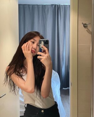 Lee Chae-yeon Instagram - 딸기찹쌀떡 먹고 싶어서 징징..그래도 공주라고 해줘서 고마워 칭구야🍓