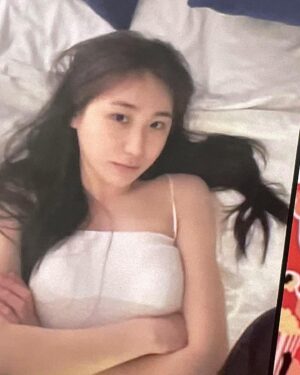 Lee Chae-yeon Instagram - 딸기찹쌀떡 먹고 싶어서 징징..그래도 공주라고 해줘서 고마워 칭구야🍓