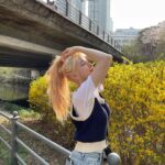 Lee Chae-yeon Instagram - 기분이 노랑노랑💛 내 머리 노랑노랑👩🏼 꽃도 노랑노랑🌼